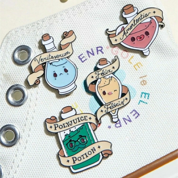 Harry Potter Potions Pin - Picture 2 of 3
